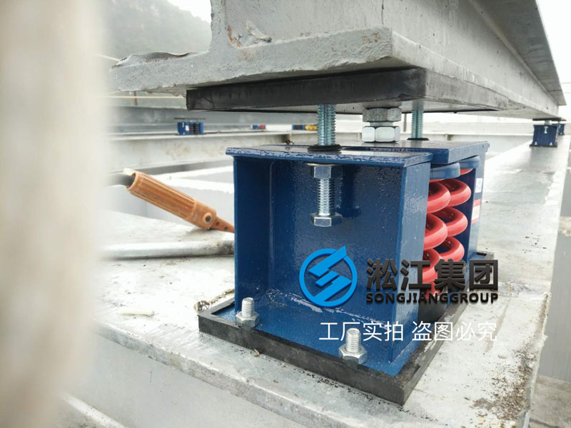 樓頂冷卻塔彈簧減震器安裝現(xiàn)場“這樣做就沒有震動了” 樓頂冷卻塔彈簧減震器安裝現(xiàn)場“這樣做就沒有震動了”
