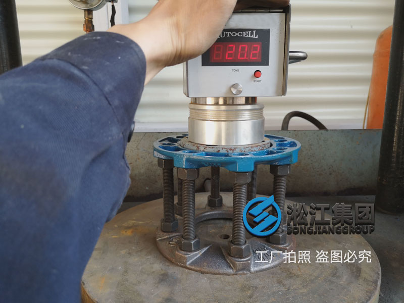 【質(zhì)量與控制】QT450球墨法蘭輕松通過(guò)20噸壓力檢測(cè) 【質(zhì)量與控制】QT450球墨法蘭輕松通過(guò)20噸壓力檢測(cè)